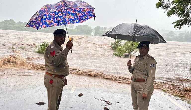 170191694931680 temp file 20230917 115046 મલેકપુર તાંતરોલી પુલ પર પાણી ફરી વળતા બંદોબસ્ત