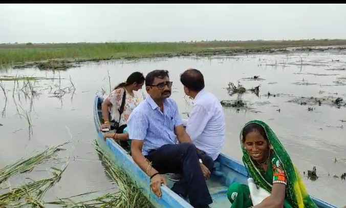 492281693747683 temp file 20230903 185759 લીમડી તાલુકાના નળસરોવરમાં બેટ ઉપર આવેલ પઢાર સમાજના મહતળ દાદાની જગ્યાની મુલાકાતે સુરેન્દ્રનગર જિલ્લા કલેકટર ડીડીઓ પહોંચ્યા