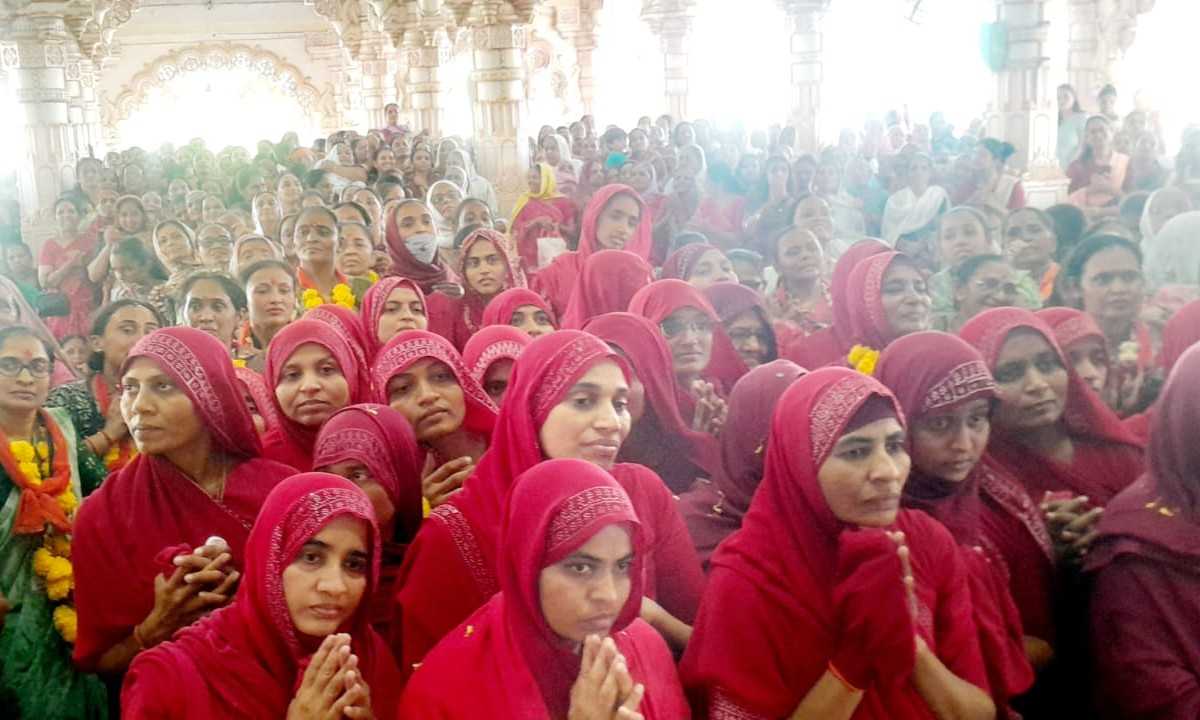 બોટાદ શ્રી સ્વામિનારાયણ મુખ્ય મહિલા મંદિર આયોજીત 1650 કિલોમીટરની પદ યાત્રા પૂર્ણ કરી પરત આવતા હરિભક્તોનું સ્વાગત કરાયું