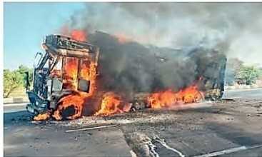 શામળાજી-હિંમતનગર હાઈવે પર ૧૨ કલાકમાં જ ટ્રક અને કારમાં ભીષણ આગ ભભૂકી ઊઠી