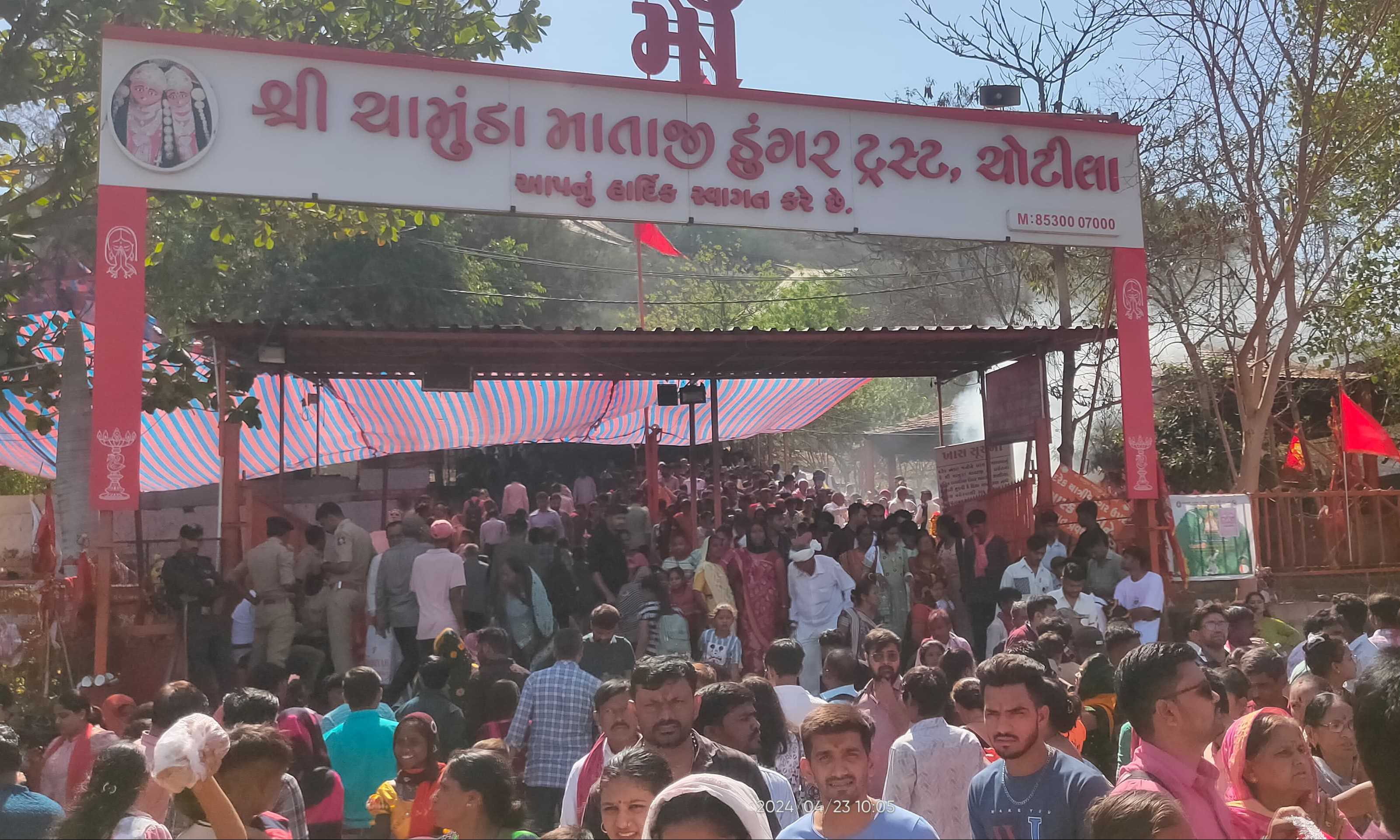 ગુજરાતના બધા જ મંદિરોમાં પૂનમ ના દિવસે ખુબ જ મોટી સંખ્યા મા યાત્રાળુઓ દર્શન માટે આવતા હોય છે.યાત્રાધામ