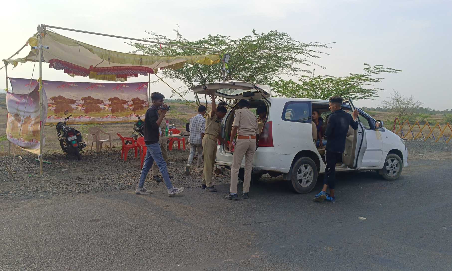 654961713701512 temp file 20240421 174150 ગરબાડા પોલીસનું ગુજરાત મધ્ય પ્રદેશની બોર્ડર પર વાહનોનું સઘન ચેકીંગ.