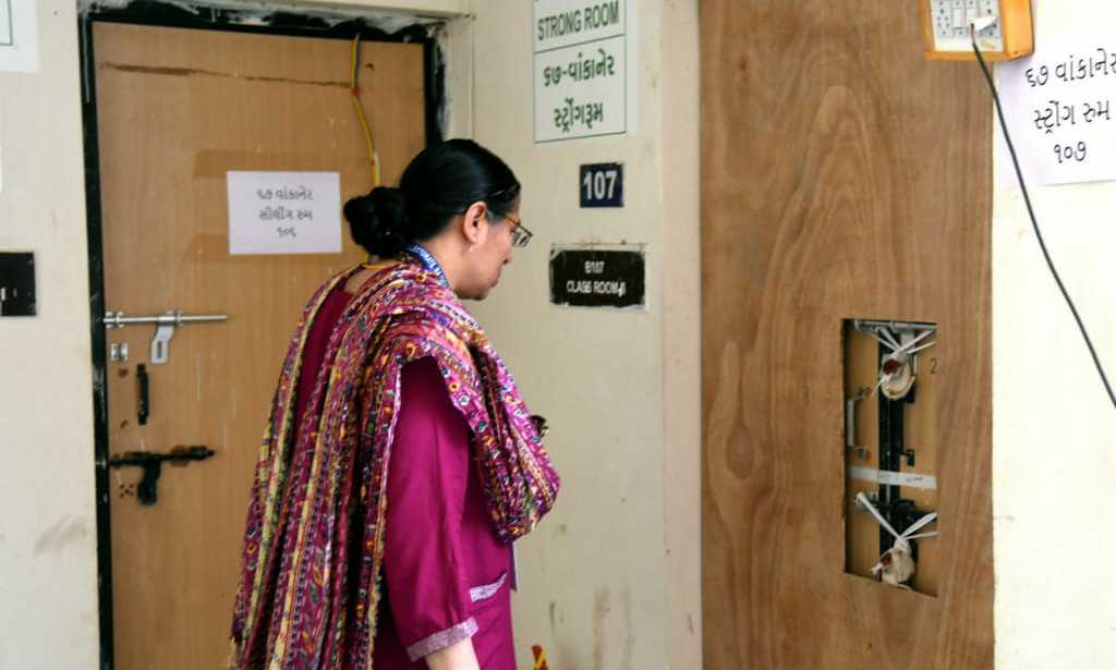 એ.આર.ઓ. શ્રી રાજેશ્રી વાંગવાણીએ મતગણતરી કેન્દ્ર ખાતે સ્ટ્રોંગરૂમ અને સુરક્ષા વ્યવસ્થાનું ઝીણવટભર્યું નિરીક્ષણ કર્યું