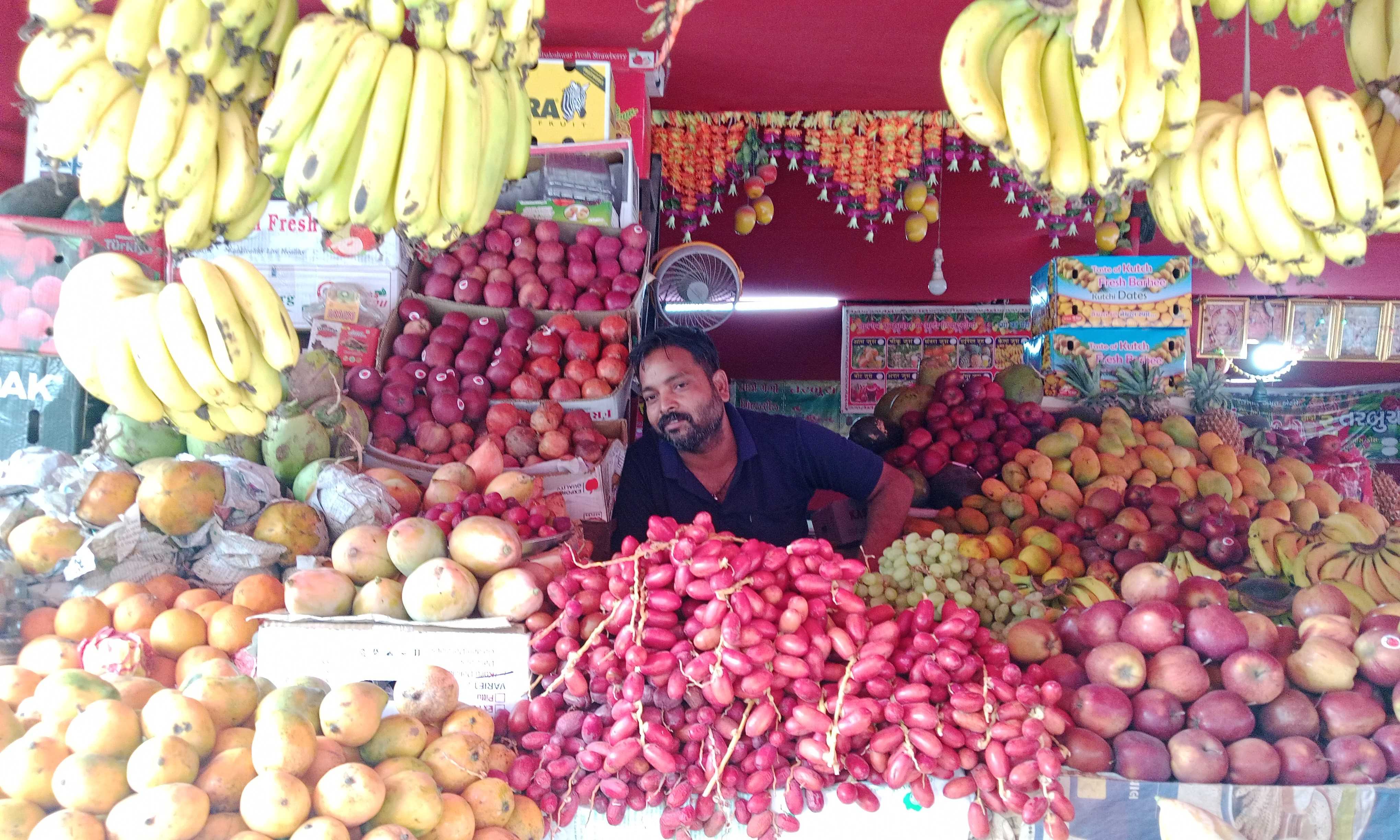 બાલાસિનોરમાં ફળફળાદી વેચતા વેપારીઓની દાદાગીરી સામે આવી
વેપારીઓ દ્વારા મહિલાઓ અને બાળકોને ઉદ્ધતાઈ પૂર્વક જવાબ આપવામાં આવે છે