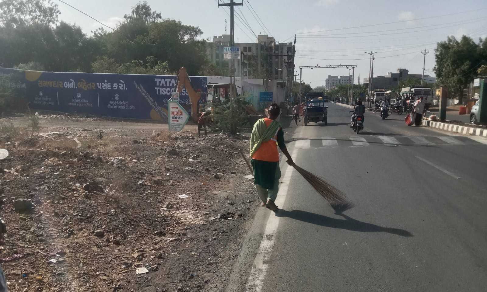 બોટાદ નગરપાલિકા દ્વારા નિર્મળ ગુજરાત 2. 0 હેઠળ નિર્મળ ગુજરાત સ્વસ્છતા પખવાડિયા અંતર્ગત બોટાદ શહેરના એન્ટ્રી પોઇન્ટની સફાઈ કામગીરી કરાઇ