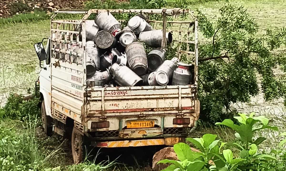 410241721829075 temp file 20240724 192055 મલેકપુર ગામ પાસે દુધના ટેમ્પાને નડ્યો અકસ્માત.