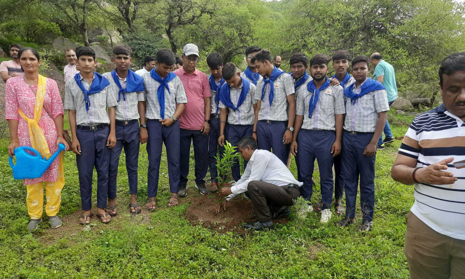 927191720884964 temp file 20240713 210559 કે એમ કોઠારી હાઇસ્કુલ સતલાસણા એનએસએસ ના સ્વયંસેવકો સ્વચ્છતા પખવાડિયા કાર્યક્રમમાં જોડાયા.