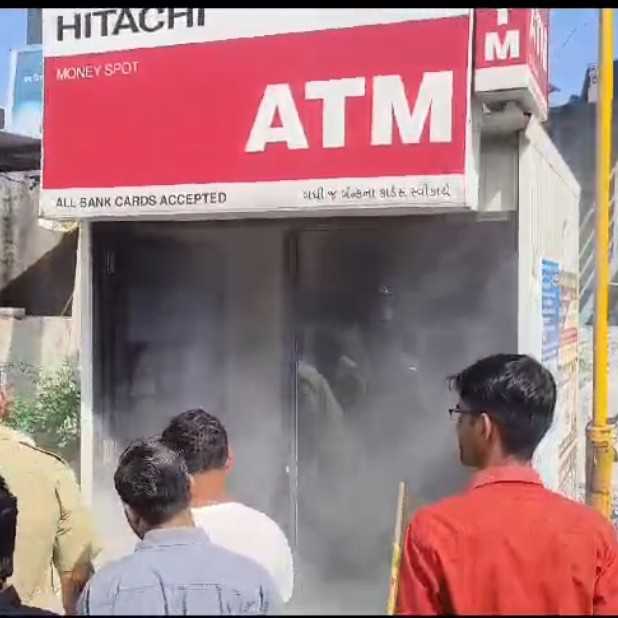 335681726824892 temp file 20240920 150442 વાગરા: એસટી ડેપોમાં આવેલા ATM સેન્ટરમાં લાગી આગ, એસ.ટી કર્મચારીઓએ આગ પર કાબૂ મેળવ્યો વાગરા નગરમાં આવેલા એસટી ડેપોમાં હીટાચી ATMમાં અગમ્ય કારણોસર આગ લાગતા દોડધામ મચી ગઇ હતી. આ અંગેની જાણ થતાં એસ.ટી વિભાગના કર્મીઓ દોડી આવી ફાયરના સાધનો વડે આગ પર કાબુ મેળવી લીધો હતો.જેના કારણે ભારે નુકશાન થતા અટક્યું હતું. વાગરા નગરમાં એસટી ડેપોમાં હીટાચી કંપનીનું ATM મશીન આવેલું છે. આજે મંગળવારના રોજ સવારના લગભગ 9 વાગ્યાની આસપાસ તેમાં રહેલી બેટરીઓમાંથી અચાનક ધુમાડા નીકળતા લોકોમાં દોડધામ મચી ગઈ હતી. ત્યાર બાદ તેમાં આગ લાગતા જ એસટી ડેપોના કર્મીઓએ દોડી આવી ફાયર એક્સ્ટીંગ્યુશર ચલાવી આગ પર તાત્કાલિક કાબુ મેળવી લીધો હતો. ઘટનાની જાણ થતા વાગરા પોલીસ કર્મીઓ સ્થળ ઉપર દોડી આવ્યા હતા. જોકે સમય સુચકતા વાપરી એસટી કર્મીઓએ આગ પર કાબુ મેળવી લેતા મોટી નુકસાની થતી અટકી હતી. બનાવને પગલે ઘટના સ્થળે લોકોના ટોળા એકત્ર થઈ ગયા હતા.