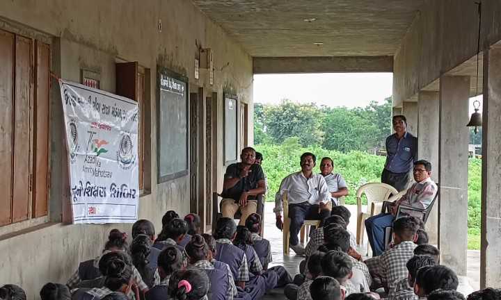 મોડાસા ના ગાજણ ગામે  શ્રી ગાજેશ્વરી વિદ્યાલય અને ગાજણ પ્રા શાળા ૧ કાનૂની શિબિર યોજાઈ