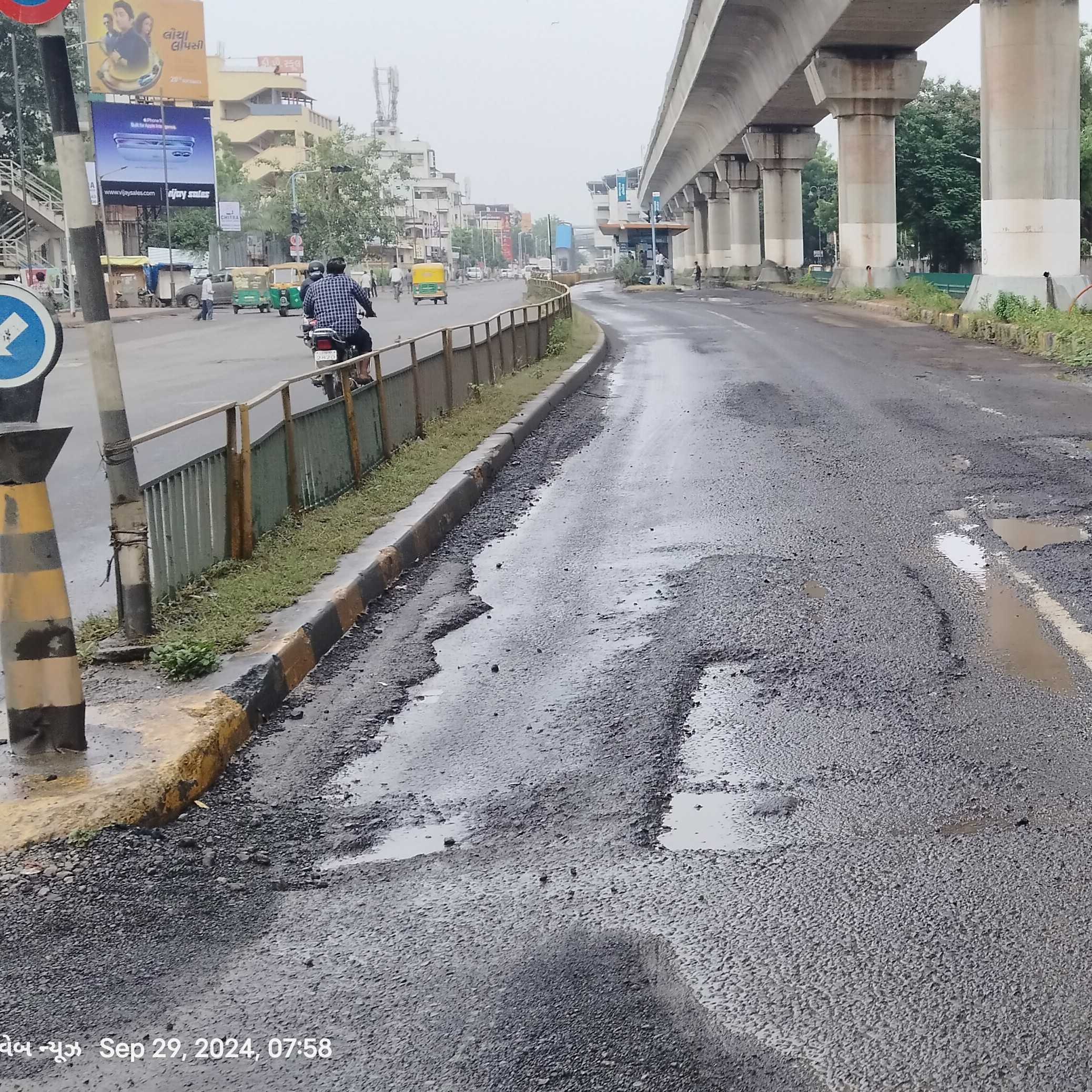 અમદાવાદ ભાવસાર હોસ્ટેલ પાસે BRTS ટ્રેક પર પડ્યો ખાડો એના લીધે BRTS બસ ને એમાં મુસાફરી કરવામાં ને થઈ શકે નુકસાન