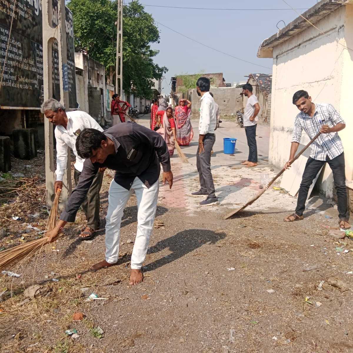 સ્વચ્છતા હી સેવાના ભાગરૂપે બોટાદ જિલ્લા ના માંડવધાર ગામે સફાઈ કામગીરી હાથ ધરાઈ