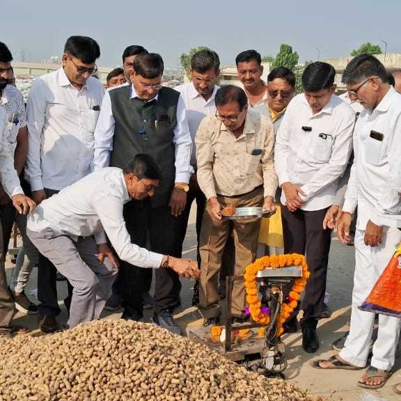 જામનગરના હાપા માર્કેટિંગ યાર્ડ માં આજ થી ટેકા ના ભાવે મગફળીની ખરીદી નો પ્રારંભ કરાતાં ખેડૂતો ખુશખુશાલ