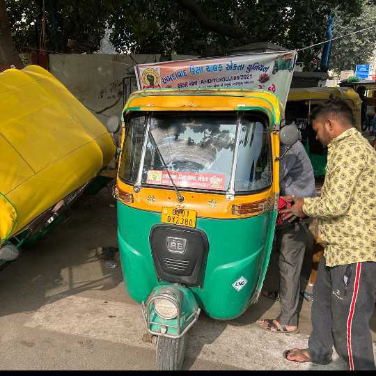 રીક્ષામાં ખામીયુક્ત મીટર દૂર કરી ડિજિટલ લગાવ્યા.