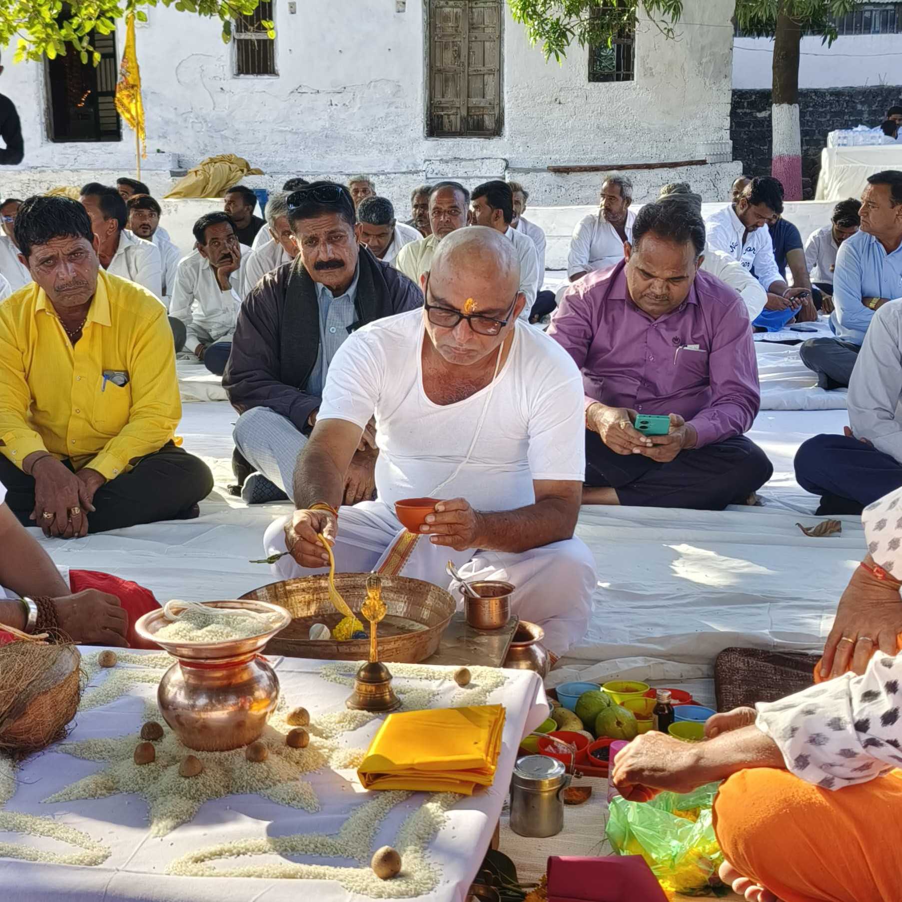 ભૂતપૂર્વ વડાપ્રધાન સ્વર્ગસ્થ મનમોહન સિંહજીના આત્માને મોક્ષાર્થે ગીર સોમનાથ જિલ્લા કોંગ્રેસ પરિવાર દ્વારા પ્રથમ જ્યોતિર્લિંગ સોમનાથ પાસે