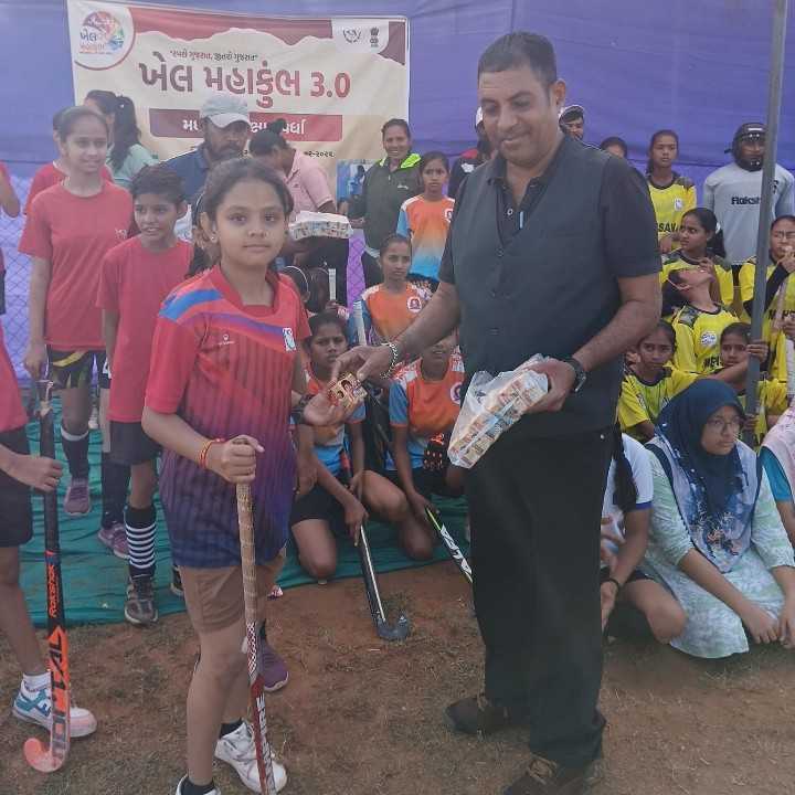 મોડાસા ખેલ મહાકુંભ મધ્ય ઝોન કક્ષા સ્પર્ધા  મા ગ્લુકો બિસ્કિટસ્ નું વિતરણ કર્યું.