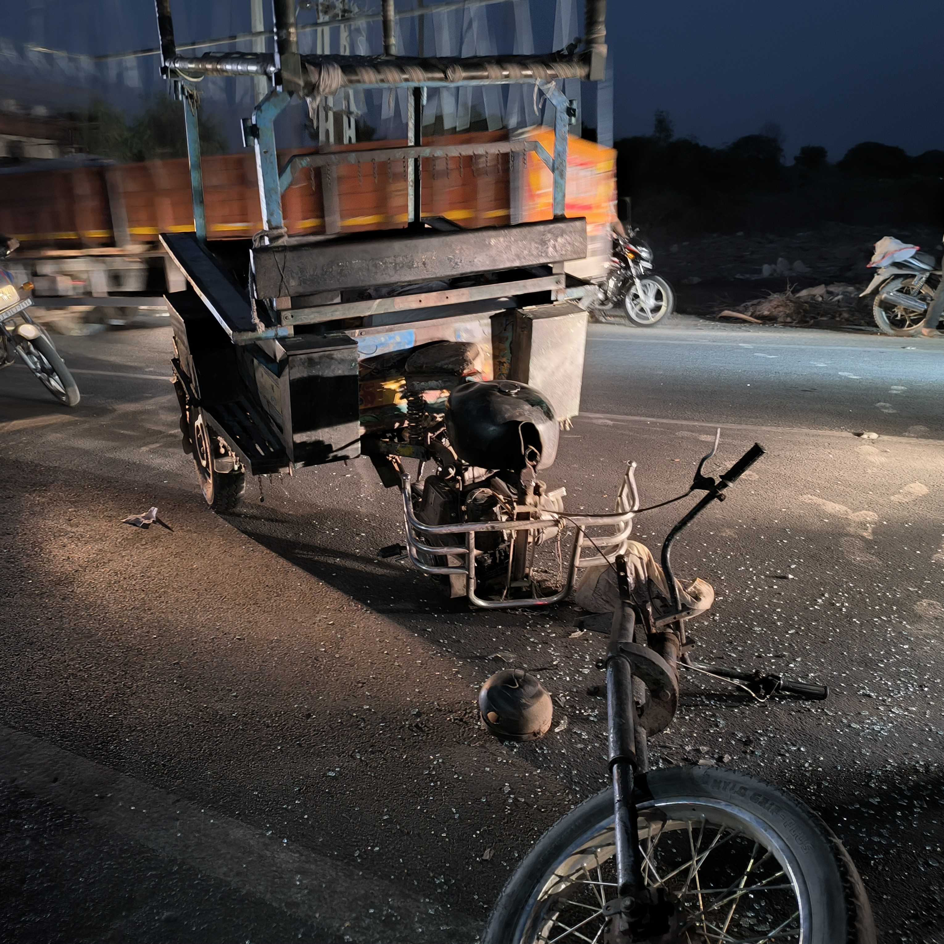 જસદણમાં ગઢડીયા ગોખલાણા ચોકડી વચ્ચે અકસ્માત સર્જાયો