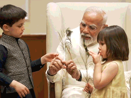 US ઉપરાષ્ટ્રપતિના ભારત પ્રવાસનો પહેલો દિવસ, PHOTOS:મંદિરમાં દર્શન, મોદી સાથે ડિનર, PM હાઉસમાં જેડી વેન્સનાં બાળકોની સોફા પર મસ્તી