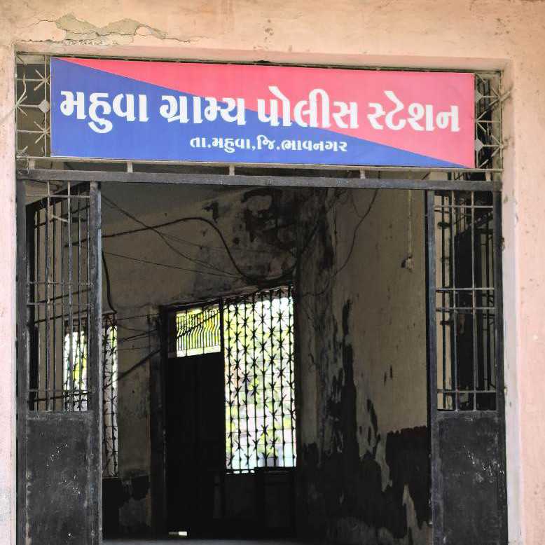 તલગાજરડા ગામના બસ સ્ટેશન પાસે રાકેશ વાલાભાઈ કળસરિયા નામનો ઈસમ જાહેરમાં ગેરકાયદેસર વગર પાસ પરિમિટે કેફી પદાર્થ પીધેલ હાલતમાં મળી આવતા મહુવા પોલીસે ઝડપ્યો