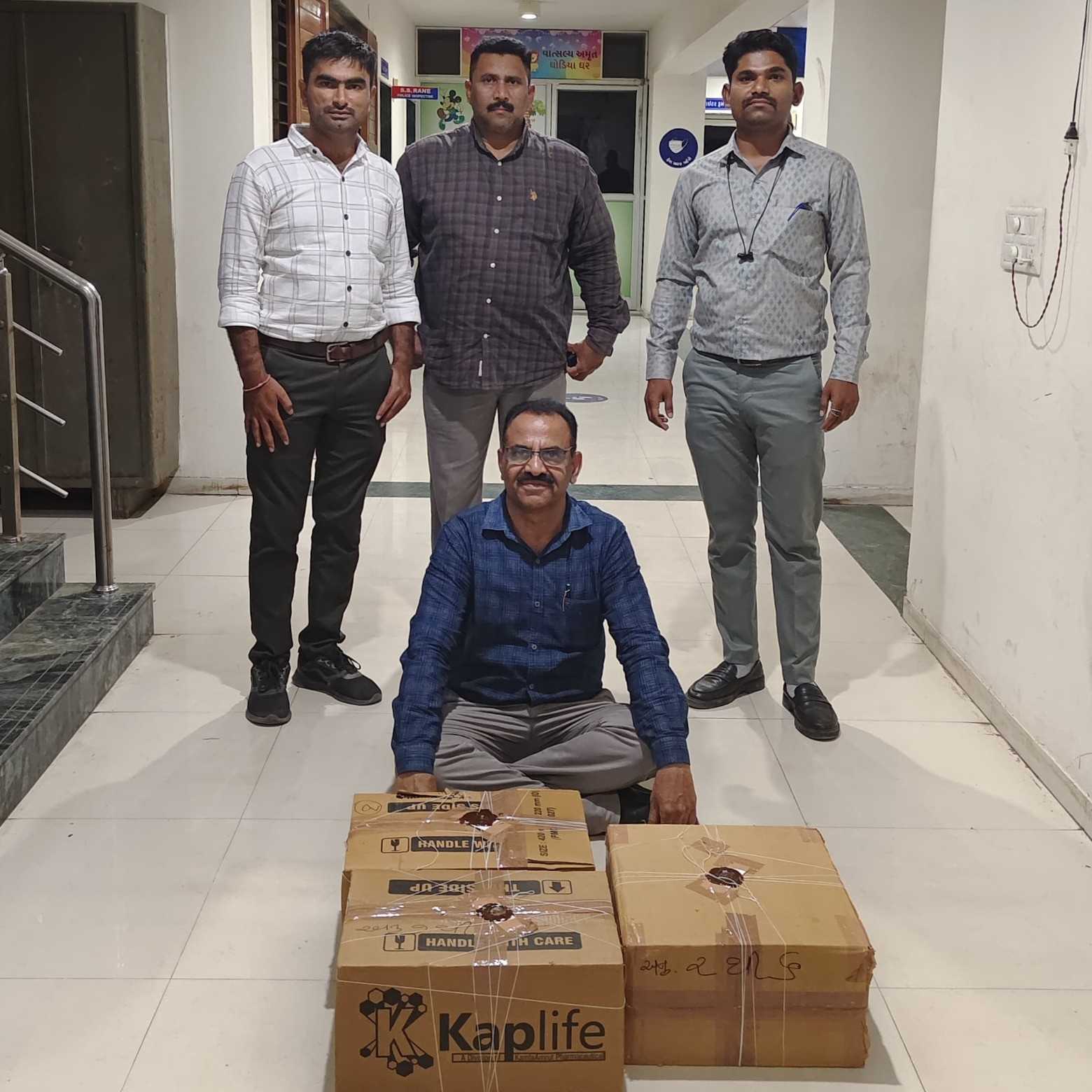રાજકોટ મેડીકલ ડીગ્રી વગર જાહેર જનતાના આરોગ્ય સાથે ચેડા કરતો “નકલી ડોક્ટર” ઝડપાયો SOG ટીમ.