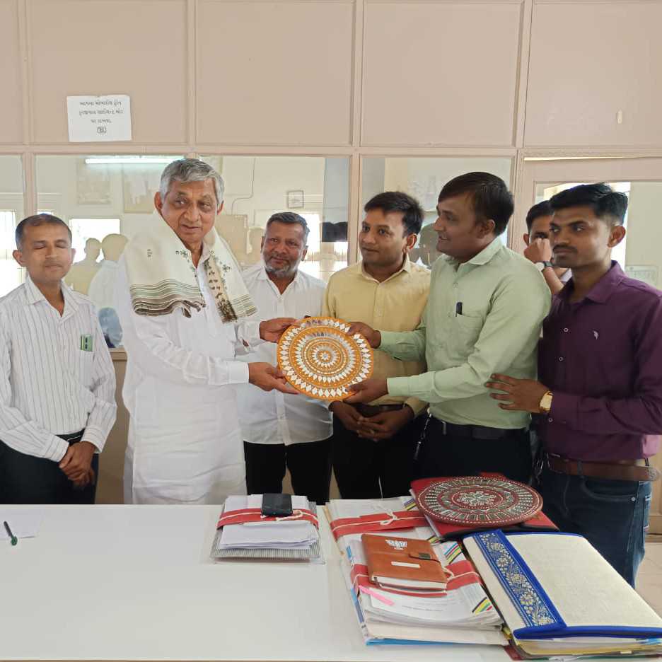 જસદણ ખાતે નવી સરકારી વિનયન અને કોમર્સ કોલેજ મંજૂર કરાવવા બદલ જસદણ-વિંછીયાના અધ્યાપકો દ્વારા કેબિનેટ મંત્રી  કુંવરજીભાઈ બાવળીયાનું સાલ ઓઢાડી સન્માન કરવામાં આવ્યું