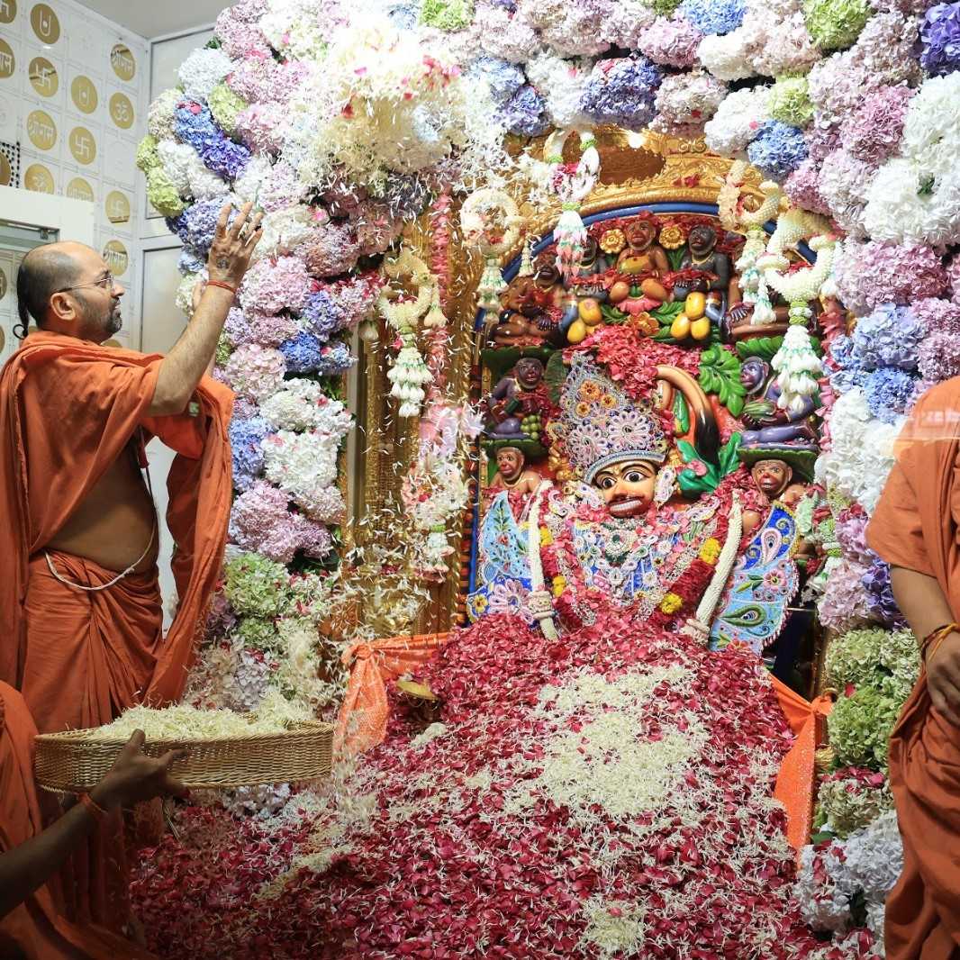 શ્રીકષ્ટભંજનદેવ દાદાને ફુલોનો દિવ્ય શણગાર એવં ભવ્યાતિભવ્ય રાજોપચાર પૂજન કરાયું
