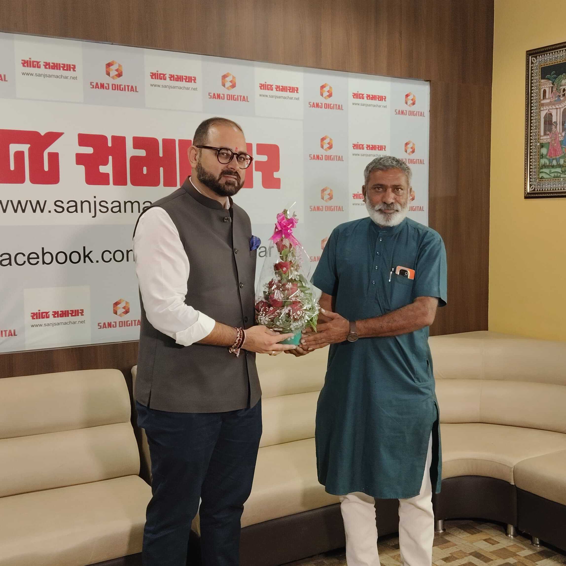 સાંજ સમાચારના યુવા એડિટર કરણભાઈ શાહને જન્મદિવસની  રૂબરૂ શુભેચ્છા પાઠવતા જસદણ વિછીયાના પત્રકાર નરેશ ચૉહલીયા સાંજ મીડિયા હાઉસ શુભેચ્છાઓના વરસાદથી ભીંજાયું