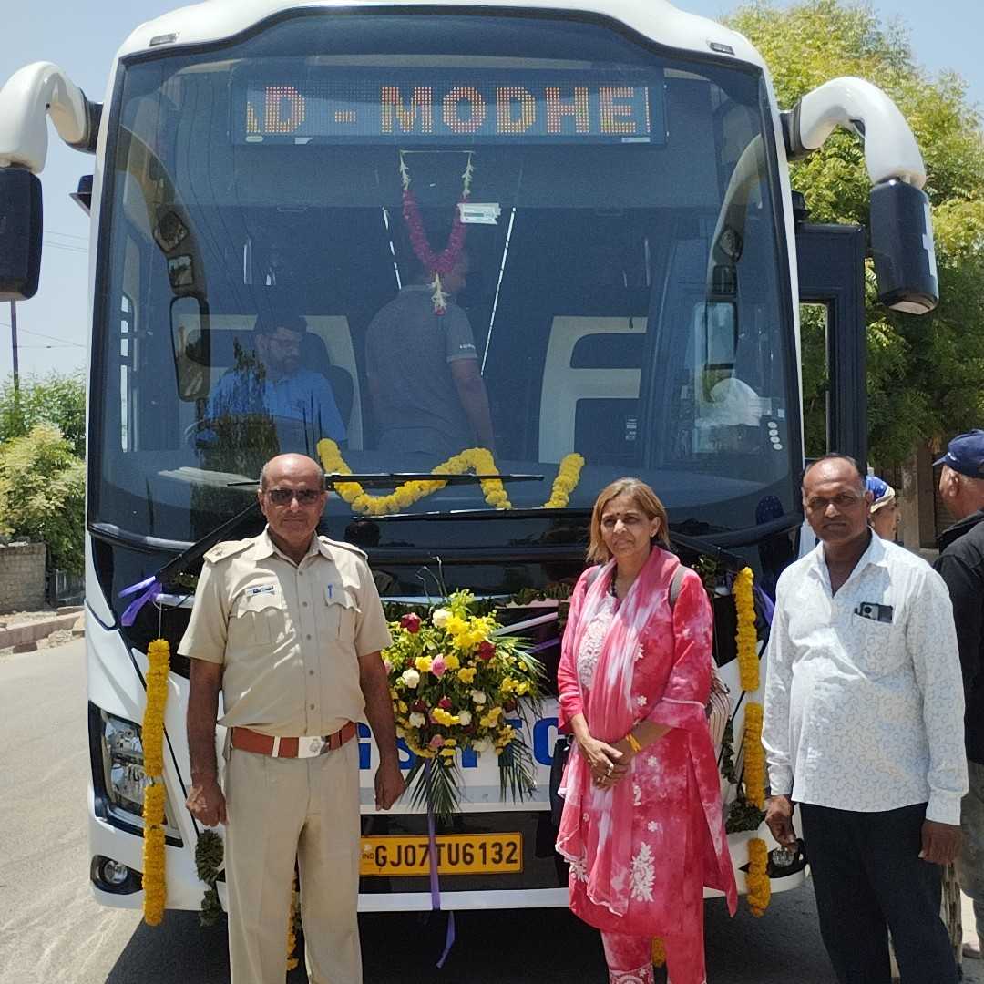 વડનગર ખાતે  સૌ પ્રથમ એસ ટી નિગમ દ્વારા વોલ્વો  એ સી બસ સેવા શરૂ કરવા આવી તેમાં અલગ અલગ પ્રવાસીઓ વડનગર માં જોવાલાયક સ્થળો ની મુલાકાત લીધી .