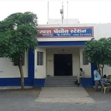 જસદણના લીલાપુર ગામે મનુ પોપટભાઈ હરસોરા નમનો ઇસમ દેશી દારૂ પીધેલી હાલતમાં મળી આવતા જસદણ પોલીસે ઇસમની અટકાયત કર