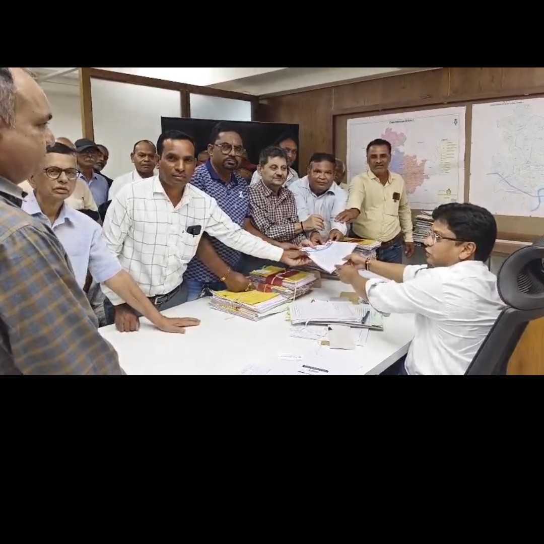 દહેગામ તાલુકામાં ખનીજચોરો તેમજ ભૂમાફિયાઓ વિરુદ્ધ કાયદાકીય પગલાં ભરવા કલેક્ટરને આવેદનપત્ર આપવામાં આવ્યું.