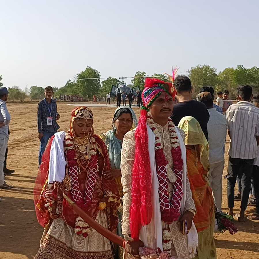 શહેરા તાલુકાના ડોકવા ગામે પિતાએ કરી પુત્રની ઈચ્છા,લગ્નમાં પિતાએ હેલિકોપ્ટર મંગાવ્યુ.