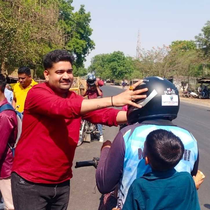વાલિયા ખાતે યુથપાવર દ્વારા હેલ્મેટ વિતરણ કરવામાં આવ્યા