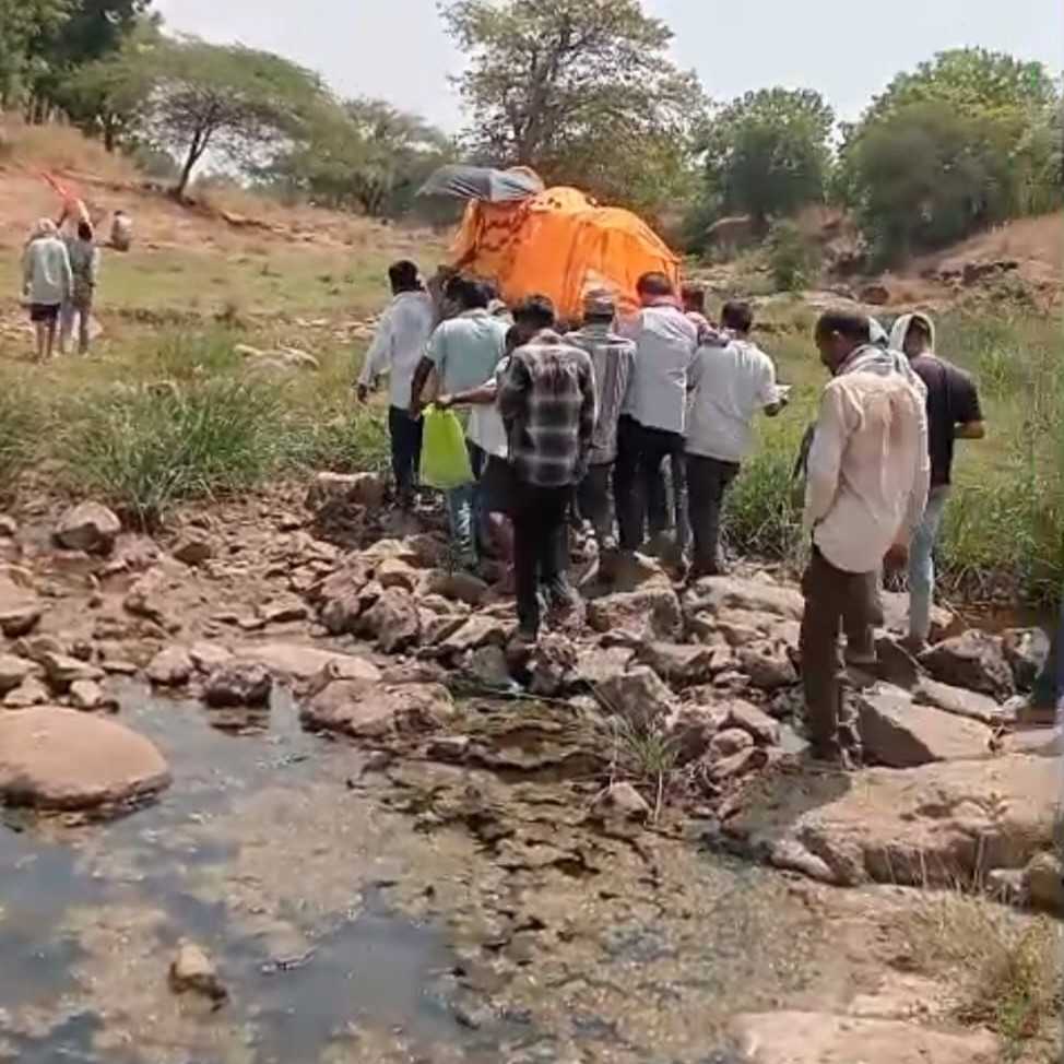 નેત્રંગ નગરમાં ભાટાકંપની વિસ્તારમાં અમરાવતી નદીના સામે કિનારે આવેલ આદિવાસી સ્મશાનમાં જવા માટે નથી રસ્તો કે નાળુ મજબુરીમાં ડાધુઓએ પથરાળ રસ્તો પરથી અરથિ લઈ ને જવુ પડી રહ્યુ છે.