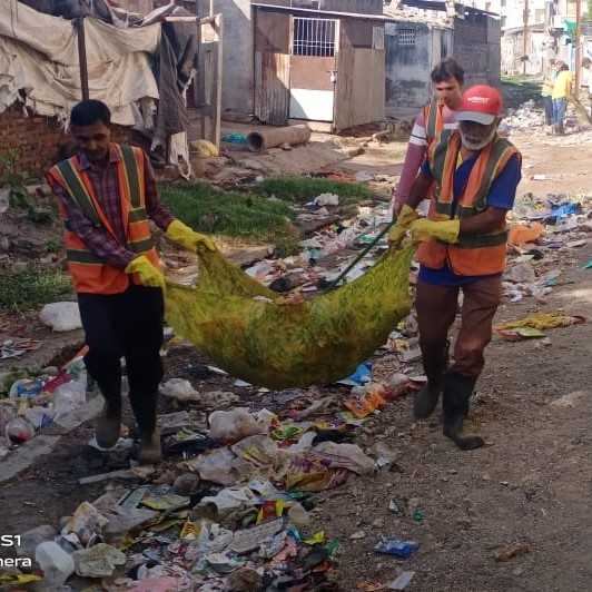 રાજકોટ પ્રિમોન્સૂન કામગીરી અંતર્ગત સોલિડ વેસ્ટ મેનેજમેન્ટ શાખા દ્વારા વોકળા સફાઈ કામગીરી.